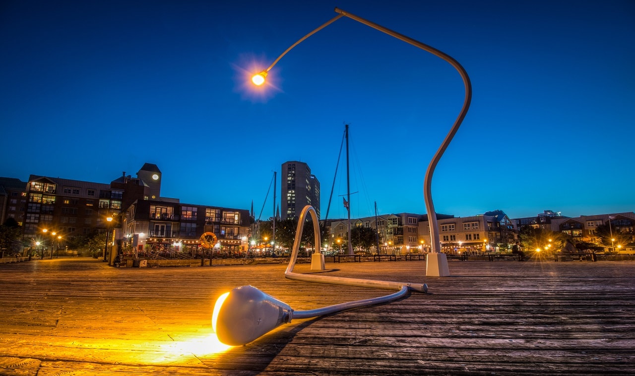 Trụ đèn cao áp cũng bị say xỉn trên bến cảng Halifax Toronto!